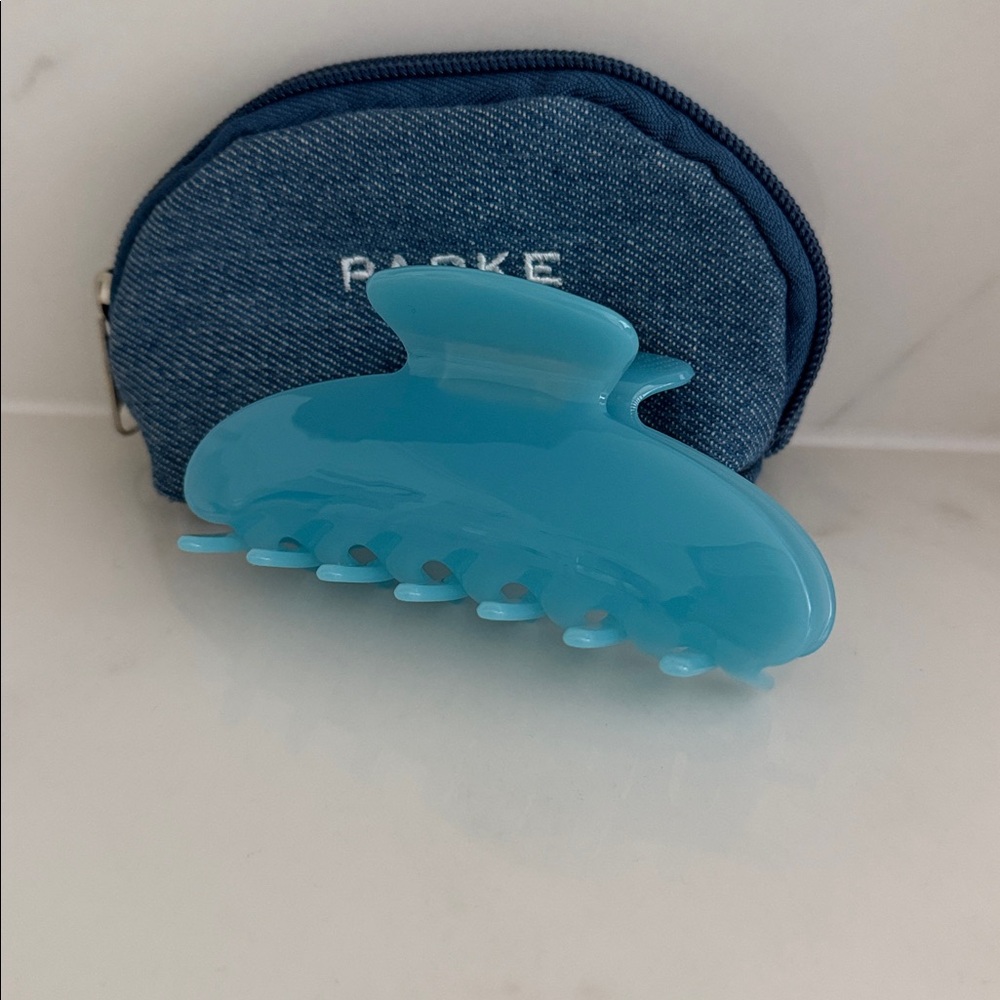 NEW PARKE Claw Clip in Sky - Picture 2 of 2